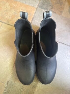 totes Black Short Slip-On Rain Booties with Heel Tabs